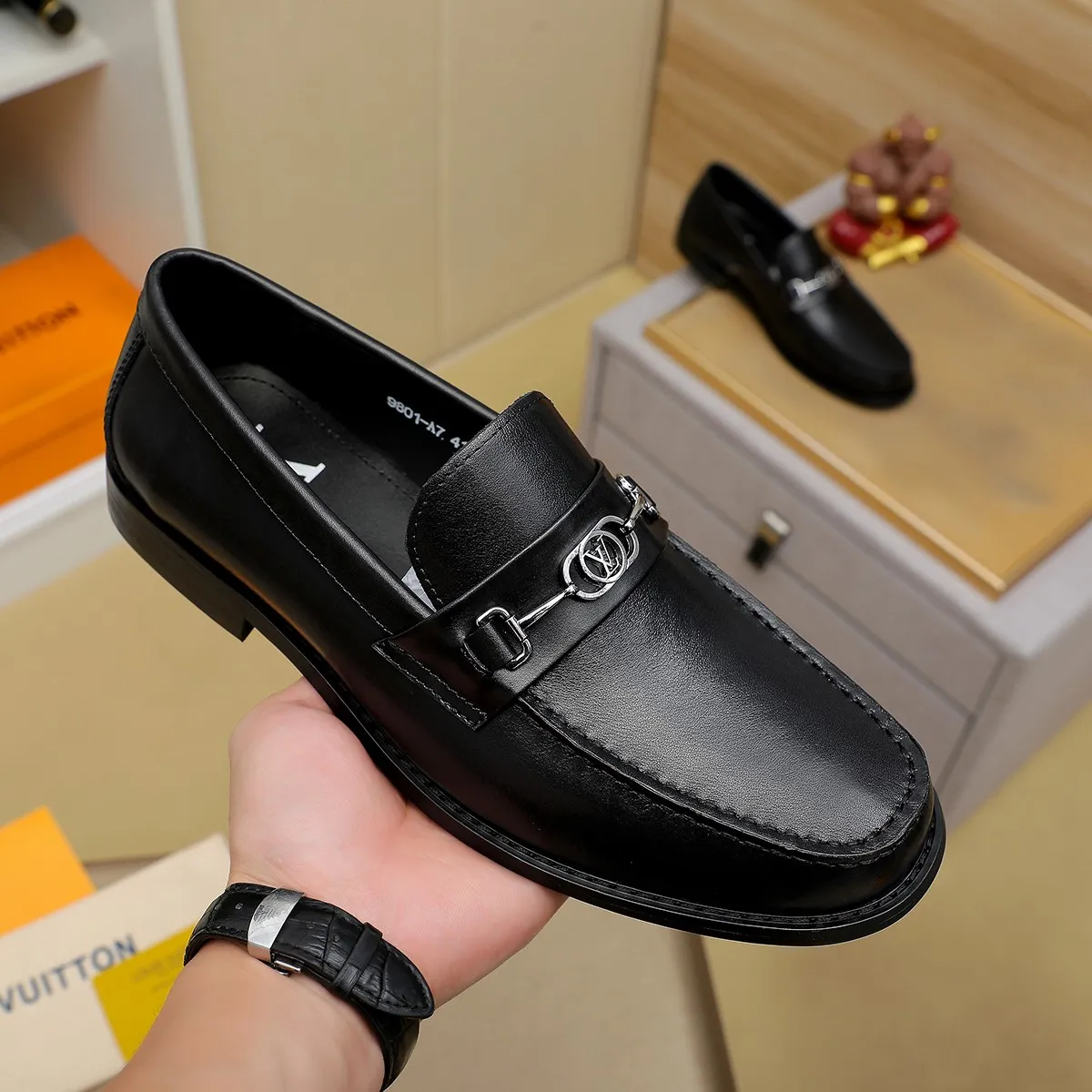 Men's shoes 460 💰 Louis Vuitton LV ® 🆕 model 🔛 full shoe counter, first layer cowhide, 🐂leather lining casual shoes for men, super soft outsole, a must-have for driving. Synchronized with the counter, original first layer cowhide, completely 1:1 mold customization 🌹 top version, color optional! Number: 38-44 (45.46 customized)
